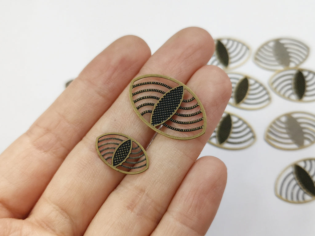 Brass Charm, Evil eye, antique brass color | 銅片, 眼睛, 青古銅色