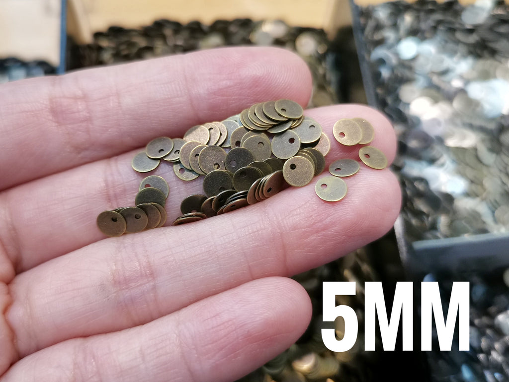 Brass Charm, 5mm brass sequin, mini charm, 100 pcs | 圓銅片, 5mm, 邊孔, 100個