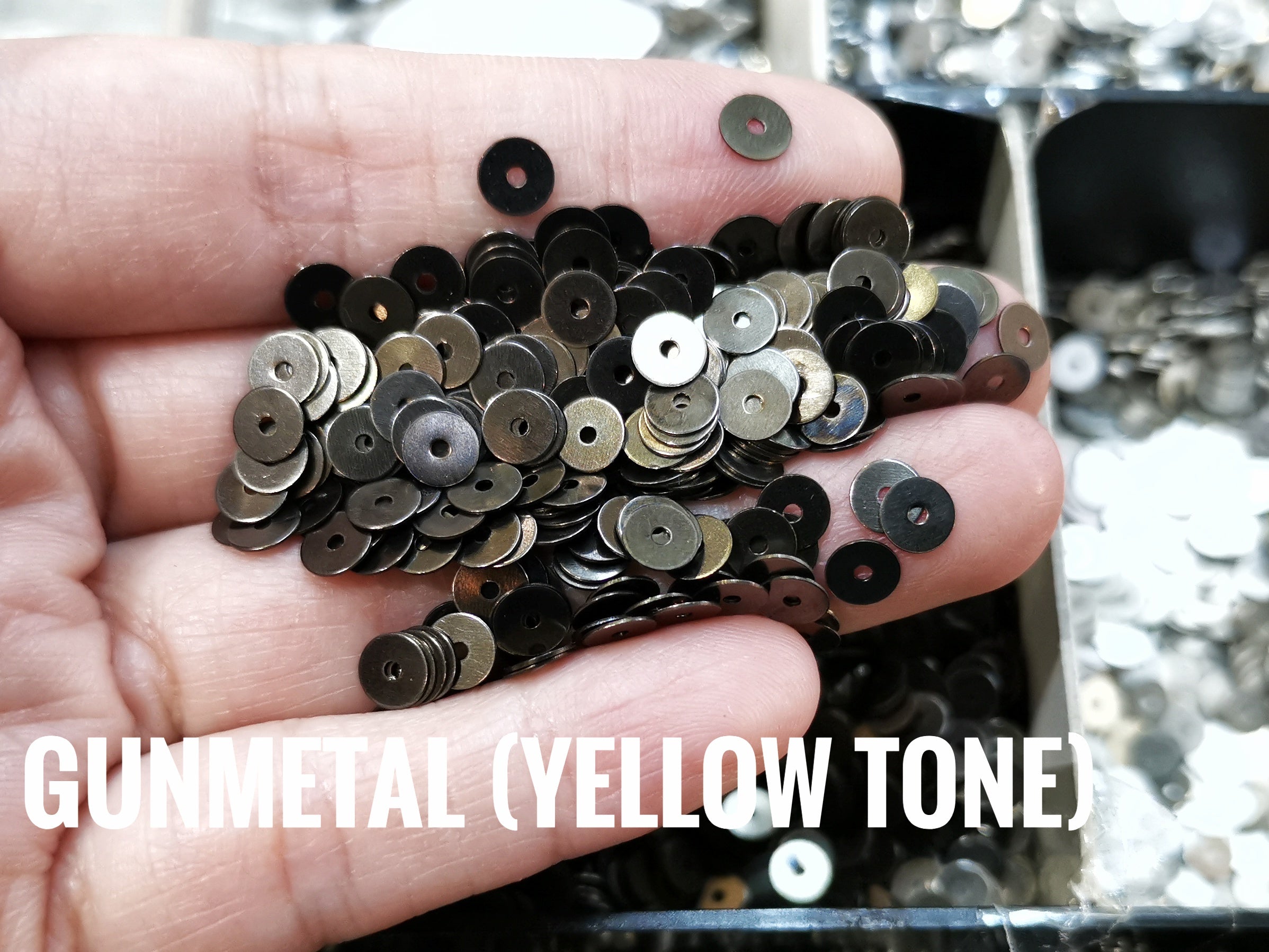 Clearance, Brass sequins, 5mm, centre hole, 200 pcs | 特價, 圓銅片, 5mm, 中孔, 200個